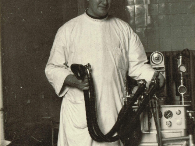 Bonifrater i aparatura anestezjologiczna, lata 40-te XX w.