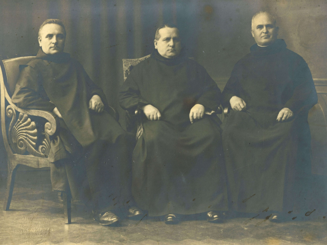 1922, zarząd odrodzonej prowincji polskiej, od lewej O. Eustachy Mikołajewski, O. Jacek Misiak (prowincjał), O. Bruno Szymała