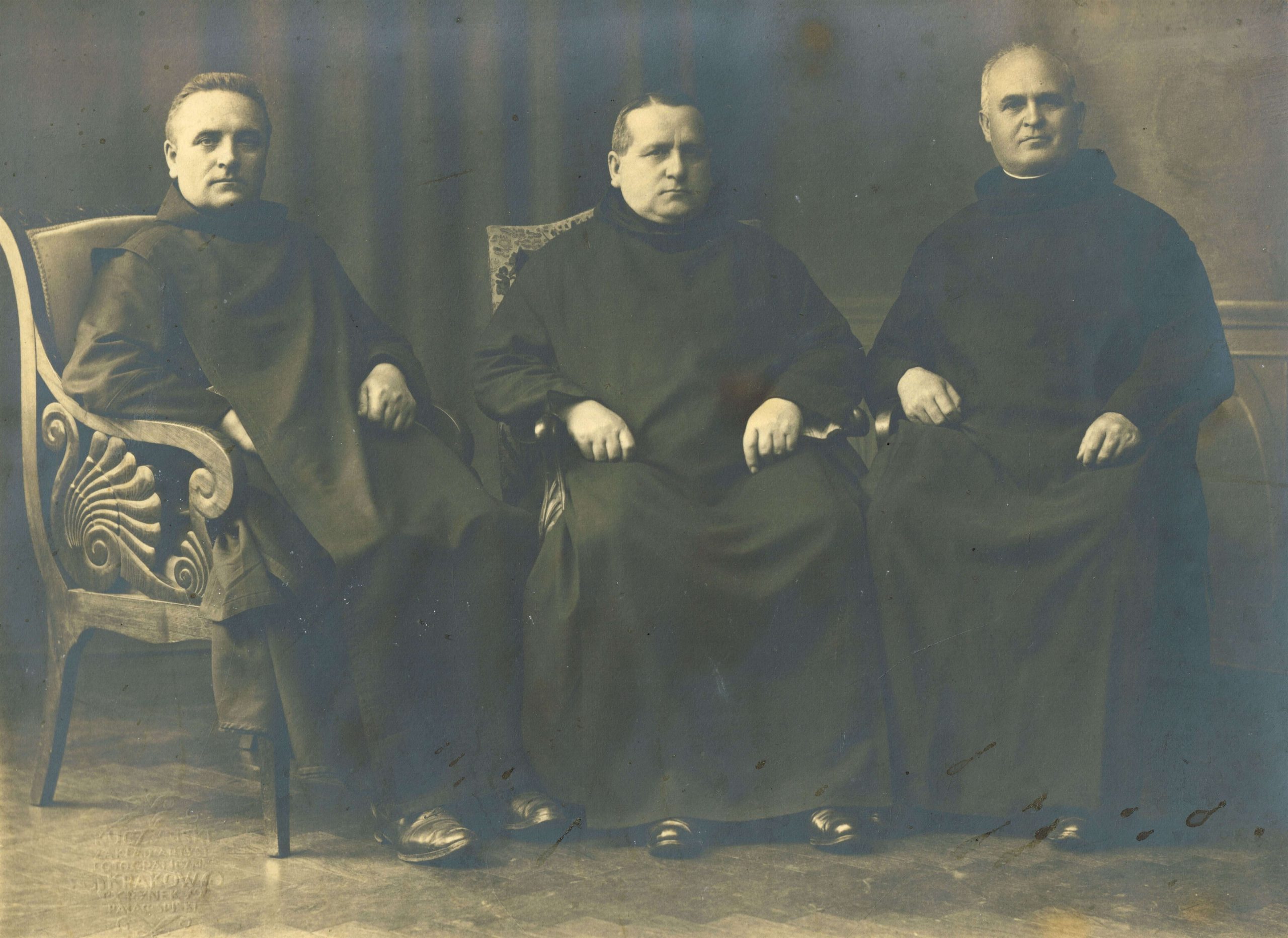 1922, zarząd odrodzonej prowincji polskiej, od lewej O. Eustachy Mikołajewski, O. Jacek Misiak (prowincjał), O. Bruno Szymała