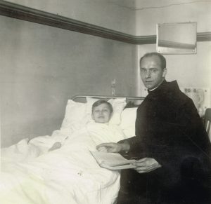 Bonifrater z chorym chłopcem w 1933 r.