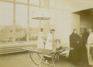 Br. Laetus Bernatek w sali operacyjnej w 1907 r.
