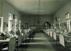 Sala chorych w Szpitalu Bonifratrów w Krakowie na początku XX w.
